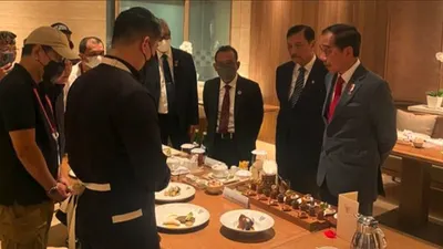 Chef Arnold juga membagikan potret masakannya yang tengah dipantau oleh Presiden Joko Widodo dan Luhut Pandjaitan.
