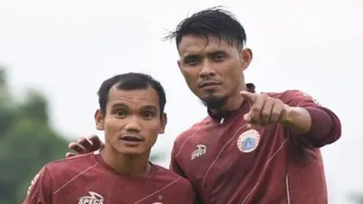 Dua pemain Persija Jakarta Maman Abdurrahman (kanan) dan Riko Simanjuntak.