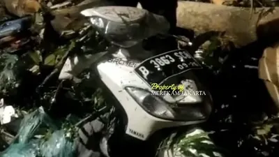 Tangkapan layar video sebuah motor matic yang hancur usai ditimpa pohon di Jakarta dimana pengendara tewas di tempat. 