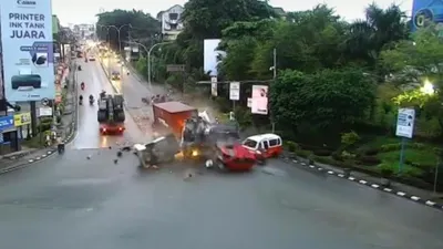 Truk tronton terlibat kecelakaan hebat saat menabrak sejumlah kendaran bermotor di Simpang Rapak Balikpapan, Jumat (21/1/2022).