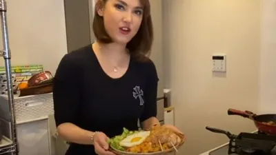 Masak Nasi Goreng dan Sate, Aksi Maria Ozawa Disorot Netizen Indonesia. (YouTube/Maria Ozawa)