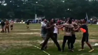 Kericuhan sempat mewarnai pertandingan final sepak bola Tangsel League 2021 yang mempertemukan Satpol PP vs Setwan DPRD Tangsel di lapangan Cilenggang, Serpong, Senin (20/12/2021). 