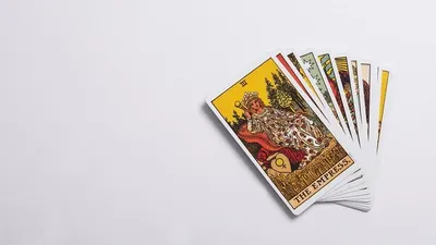 Ilustrasi; Prediksi ramalan kartu tarot hari ini. (Unsplash/Viva Luna Studios)