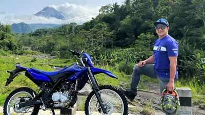 Doni Tata Pradita, mantan pembalap Moto2 pakai WR 155 R sebagai partner adventure dan trabasan trek off road di Jawa Tengah dan Yogyakarta.