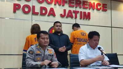 Polda Jatim menetapkan dua pemeran video mesum kebaya merah sebagai tersangka.