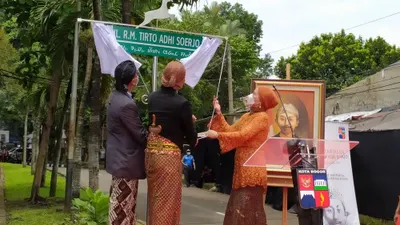 Wali Kota Bogor Bima Arya Sugiarto saat meresmikan perubahan nama Jalan Kesehatan menjadi Jalan RM Tirto Adhi Soerjo. (Yogi Faisal)