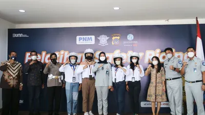 Berfoto bersama usai pelaksanaan Safety Riding PNM dan Jasa Raharja  -