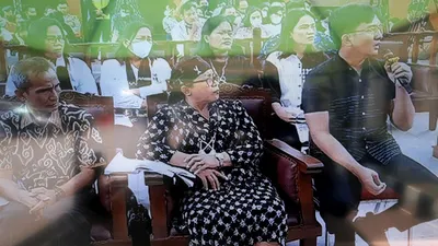 Momen Manis Adik Brigadir J Saat Sang Ibu Luapkan Emosi di Persidangan, Tak Henti-hentinya Menggenggam Tangan (ikbal muqorobin) 