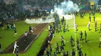 potret kerusuhan di Stadion Kanjuruhan