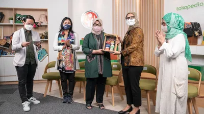 Dekranasda DKI Jakarta bersama Tokopedia meresmikan Toko JakArtisan by Dekranasda DKI Jakarta pada Senin, 28 Maret 2022 yang ditayangkan di streaming platform Tokopedia Play. (dok. Tokopedia)