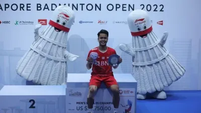 Tunggal putra terbaik Indonesia, Anthony Sinisuka Ginting mai juara di Singapore Open 2022emamerkan trofinya us