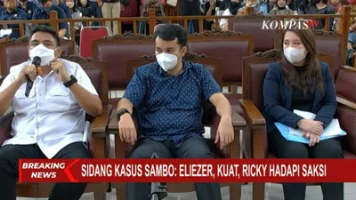 Caption gambar : AKBP Ridwan Soplanit menjadi saksi saat ditanya beda jumlah peluru di TKP dengan di tubuh Yosua