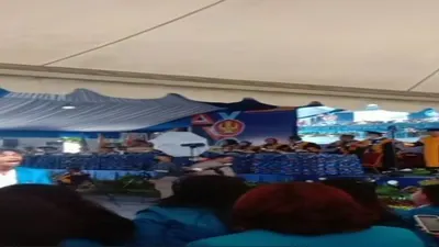 Aksi paduan suara, dan para peserta wisuda menyanyikana lagu No Comment yang sudah diganti liriknya /tangkap layar  https://www.tiktok.com/@m.yusril.a_