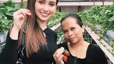 Caption foto 1: Anna Jobling unggah foto bersama ibunya, warganet bilang &ldquo;seperti pembantu&rdquo; (Dok. Word of Buzz)