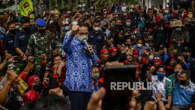 Gubernur DKI Jakarta Anies Baswedan menemui massa buruh disela aksi unjuk rasa di depan Balai Kota Jakarta, Senin (29/11). Pemprov DKI akhirnya menaikkan UMP 2022 sebesar 5,1 persen.