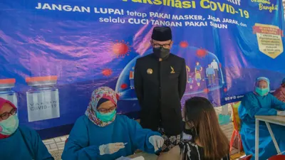 Wali Kota Bogor Bima Arya Sugiarto saat meninjau vaksinasi Covid-19 untuk bumil 