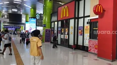 Gerai Mcdonalds Stasiun Gambir resmi disegel akibat kerumunan BTS Meals. (Suara.com/Bagaskara)