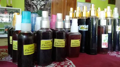 Penampakan Eco Enzyme yang sudah dipacking dalam wadah.