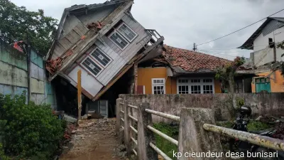 Kondisi rumah di Cieundeur, Cianjur usai gempa bumi.
