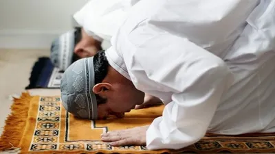  ilustrasi umat muslim saat melaksanakan sholat Idul Adha berjamaah.