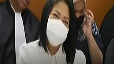 Putri Candrawati tersenyum pada saat Daden ceritakan momen suapi ajudan.