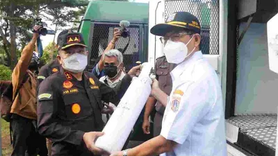 Kepala Kejaksaan Tinggi (Kajati) DKI Jakarta, Asri Agung Putra bersama Sekretaris Daerah (Sekda) DKI, Marullah Matali saat melepas armada ke agen pengisian oksigen di RSUD Pasar Minggu, Jakarta Selatan/dok: Humas Balkot DKI.