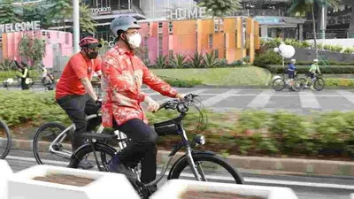 Anies menggowes sepeda dari rumah menuju Balai Kota dalam memeringati Hari Sepeda Dunia/dok: Humas Balkot DKI