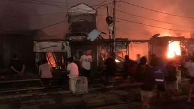 Warga hanya bisa melihat sisa-sisa bangunan dan kobaran api yang melalap kios dan tempat tinggal mereka di kawasan Pasar Gembrong, Jalan Basuki Rahmat Kelurahan Cipinang Besar Utara Kecamatan Jatinegara, Jaktim pada Senin (25/4/2022). 