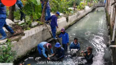 Petugas Dinas SDA DKI sedang membersihkan saluran air/dok: Twitter @DinasSDAJakarta