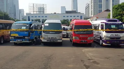 Barang bukti travel gelap yang diamankan di Polda Metro Jaya. (Fichrihakiim/Ayojakarta)
