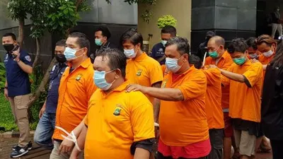 Caption: Pelaku serta barang bukti yang diamankan petugas kepolisian. (Fichrihakiim/Ayojakarta.com)