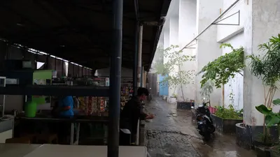Kondisi Kantin Balaikota Bogor sesaat setelah diterpa hujan deras disertai angin kencang. 
