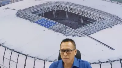 Manajer Proyek Jakarta International Stadium, Arry Wibowo, saat diwawancarai rekan-rekan media Balai Kota di ruang konferensi pers JIS, (14/1/2022).