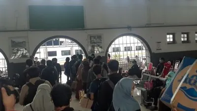 Antrean penumpang masuk peron Stasiun Pasar Senen, Rabu (5/5/2021). (Suara.com/Yaumal Asri)