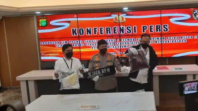 Pelaku FM serta plat nomor kendaraan saat diamankan Polda Metro Jaya. 