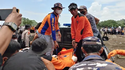Evakuasi korban meninggal terseret ombak di Pantai Payangan, Jember, Jawa Timur, Minggu (13/2/2022).