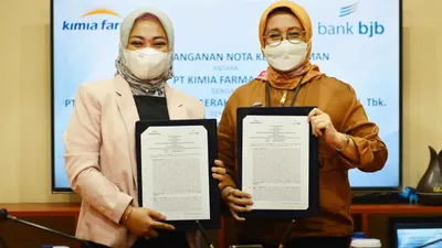 Bank bjb melakukan penandatanganan Nota Kesepahaman dengan PT Kimia Farma, pada Jumat (8/7) di Kantor Pusat Kimia Farma Jakarta.