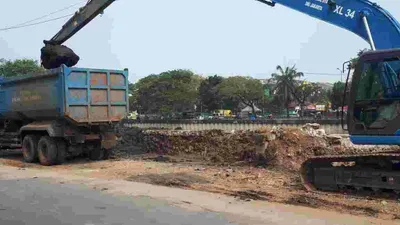 Gerebek Lumpur di Kali Mookervart, Jakarta Barat