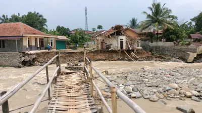 Akses jembatan warga sekitar terputus akibat banjir bandang dari luapan aliran Sungai Cidurian (Yogi Faisal)