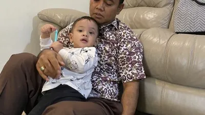 Ayahanda mendiang Bibi Ardiansyah yang juga mertua almarhumah Vanessa Angel bersama Gala Sky.