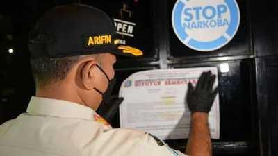 Satpol PP DKI saat menindak salah satu Bar dan Lounge di kawasan Pantai Indah Kapuk (PIK), Jakarta Utara/dok: Instagram @satpolpp.dki.