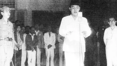 Pembacaan teks Proklamasi Kemerdekaan Republik Indonesia pada 17 Agustus 1945 oleh Soekarno.