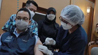 Gubernur DKI Jakarta, Anies Baswedan saat disuntik dengan vaksin Oxford AstraZeneca/dok: Instagram @aniesbaswedan.