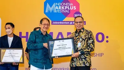 Dirut bank bjb Raih Penghargaan Industry Marketing Champion 2022 dari MarkPlus