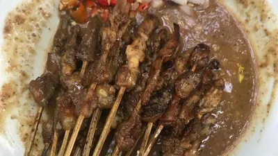Ilustrasi Sate Laler Khas Madura.