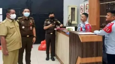 Jaksa Eksekutor Kejaksaan Negeri Kabupaten Bekasi mengeksekusi Kepala Desa Segara Makmur, Kecamatan Tarumajaya Agus Sofyan atas kasus mafia tanah ke Lapas Kelas IIA Cikarang di Desa Pasir Tanjung, Kecamatan Cikarang Pusat.
