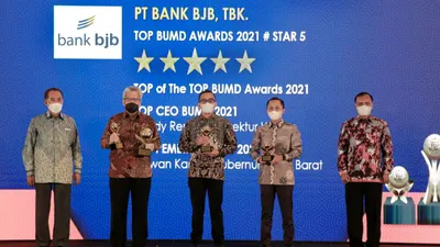 Dirut bank bjb Yuddy Renaldi (kedua kiri) menerima anugerah TOP CEO BUMD. Bank bjb juga menerima penghargaan TOP of the TOP BUMD 2021, TOP BUMD Awards 2021, dan TOP Pembina BUMD 2021 untuk Gubernur Jawa Barat Ridwan Kamil.