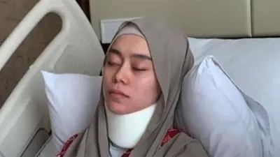 Lesti Kejora sedang terbaring di rumah sakit dengan gips di lehernya (Foto dari YouTube Miftah&rsquo;s TV)