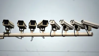 Kamera ETLE yang menerapakan tilang elektronik di jalan tol.