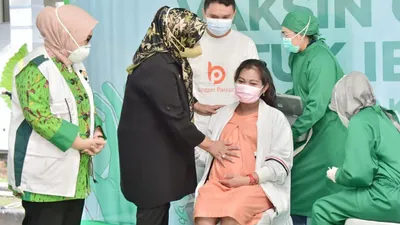 Bupati Bogor Ade Yasin saat memantau proses vaksinasi bumil